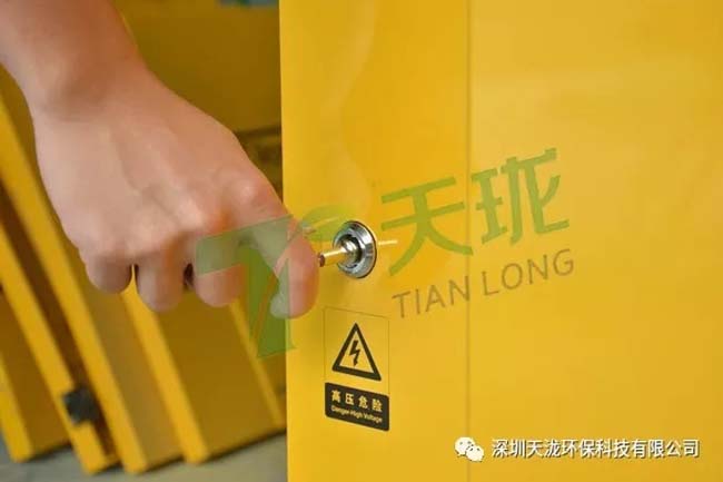 打開(kāi)設(shè)備柜門